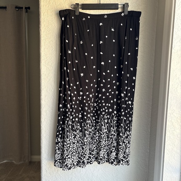 Cathy Daniels Dresses & Skirts - Women M Midi Skirt Floral 90s Vintage Border Print Black White Rayon Cotton